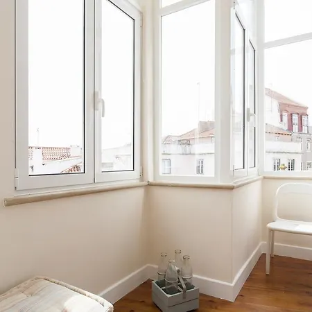Joivy Spacious And Bright 1-bed Flat With Views In Lapa * 리스본
