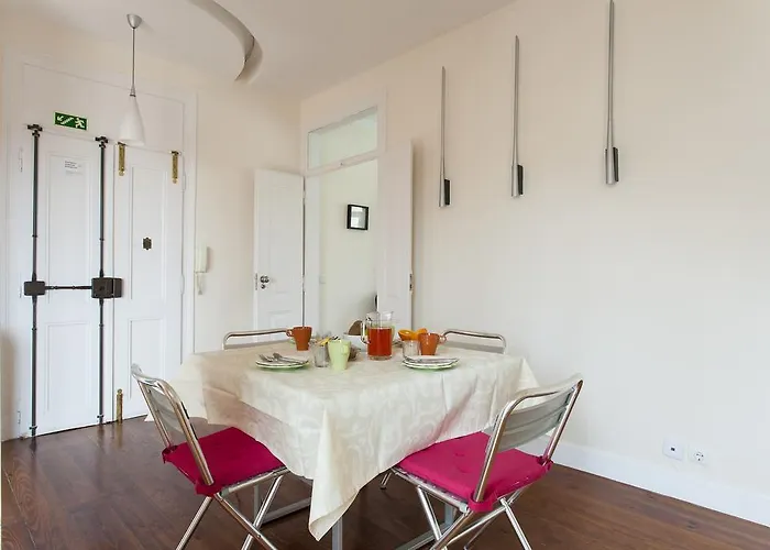 Joivy Spacious And Bright 1-Bed Flat With City Views In Lapa Lägenhet Lisboa