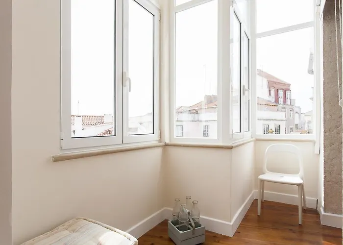 Joivy Spacious And Bright 1-Bed Flat With City Views In Lapa * Lisboa
