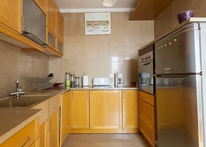 Joivy Spacious And Bright 1-Bed Flat With City Views In Lapa Lägenhet Lisboa