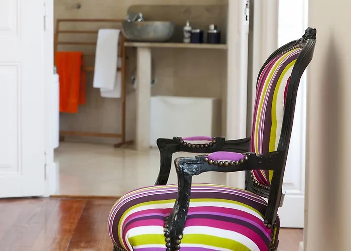 Joivy Spacious And Bright 1-bed Flat With Views In Lapa 리스본